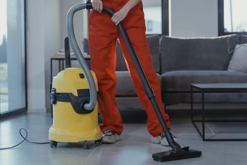 An apartment cleaning checklist should include vacuuming all the rooms.