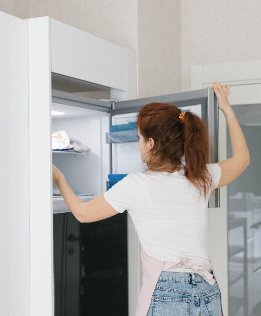 A checklist for cleaning the fridge will make your cleaning session easier
