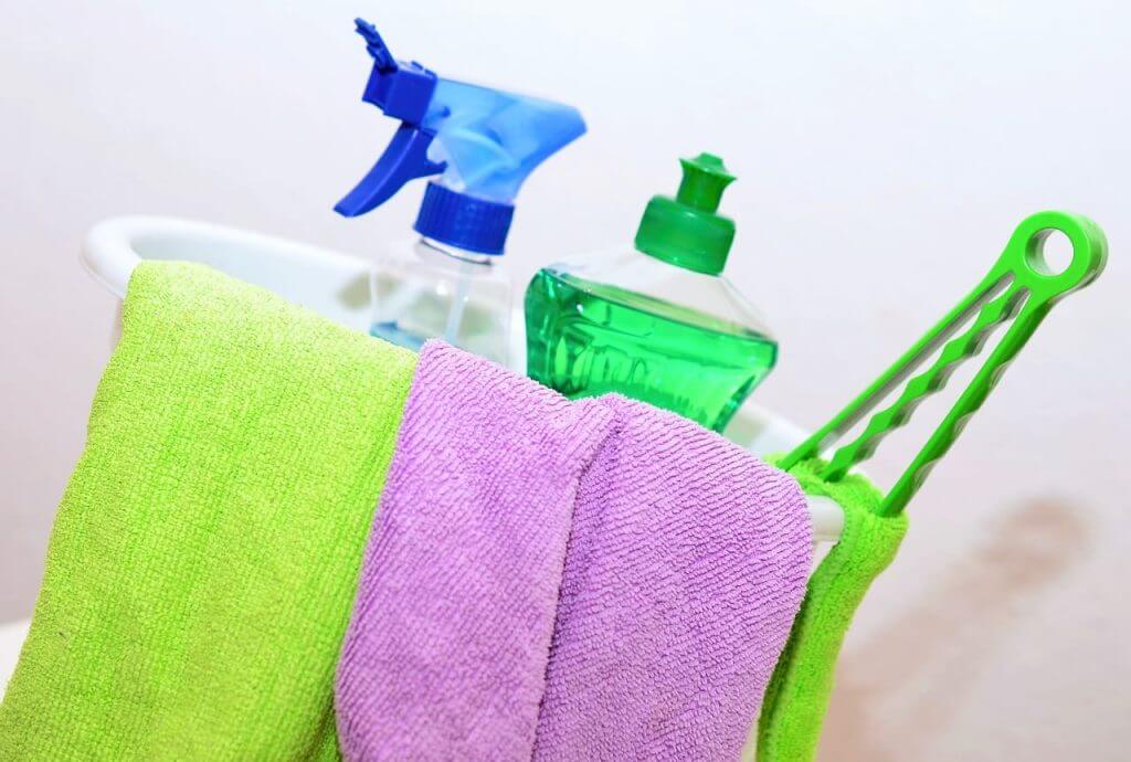 How to clean unreachable windows: Fresh Home Cleaning's go-to cleaning supplies.